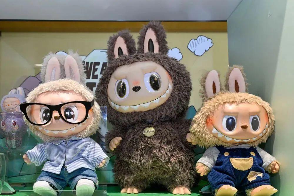 拉布布為什么這么火爆？揭秘Labubu從反差萌設(shè)計到盲盒營銷，Z世代為何為它瘋狂買單？-第2張圖片-文巢好物